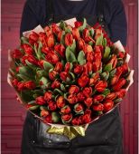 Букет из 101 красного тюльпана по ✅ выгодной цене 8999 рублей купить в Москве в DeliveryRose