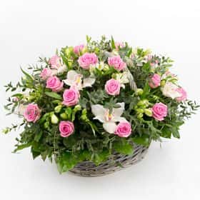 Корзина из роз и орхидей «Подарок любви»