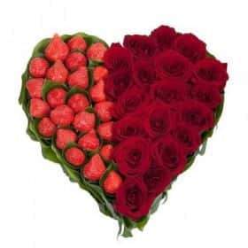 Сердце из 19 красных роз и клубники 