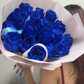 17 синих роз