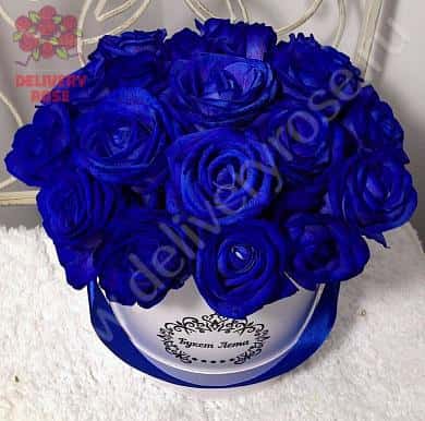 19 синих роз в малой шляпной коробке