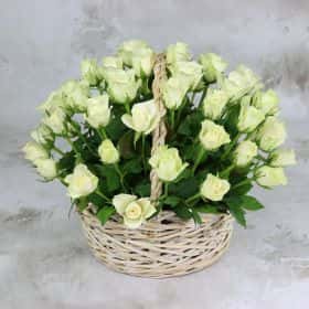 51 белая роза 40 см. в корзине Люкс
