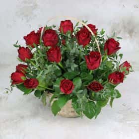 25 красных роз 40 см. с листьями фисташки в корзине Люкс