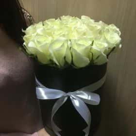 19 Белых роз в шляпной коробке 20 см.