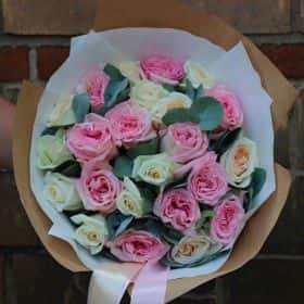 23 пионовидные ароматные французские розы 